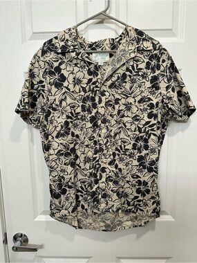 American Eagle Outfitters Black & Cream Hawaiian Button-Up Shirt